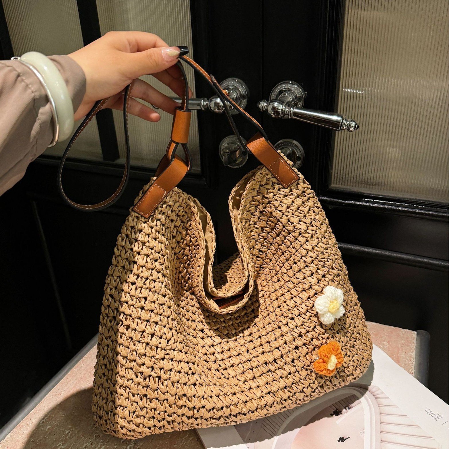 Retro woven bag for women, 2025 new style, popular beach vacation single-shoulder bag, large capacity tote bag, straw woven bag full figure