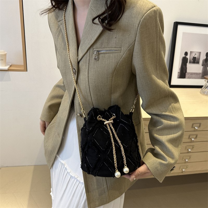 A trendy and stylish diamond-patterned embroidered crossbody bag for the autumn of 2024, featuring a simple and retro chain single-shoulder bucket bag Specification drawing
