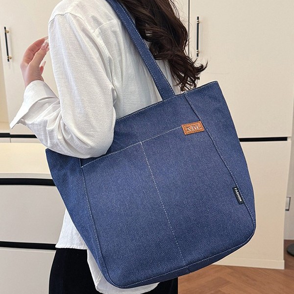 Korean version Japanese-style large-capacity canvas tote bag for girls, single-shoulder bag for girls' commuting to class, artistic style denim bag Application Scenario