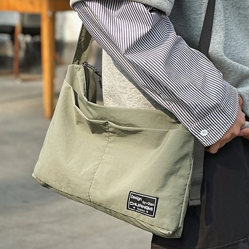 Japanese-style lightweight solid-color crossbody bag, nylon fabric water-resistant single-shoulder bag, mountain-style versatile small square bag, commuter messenger bag Specification drawing
