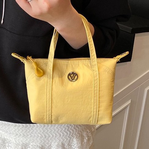 The 2025 new multi-color single-shoulder crossbody handbag is a casual and versatile mom shopping bag. The solid color shopping bag is versatile Application Scenario