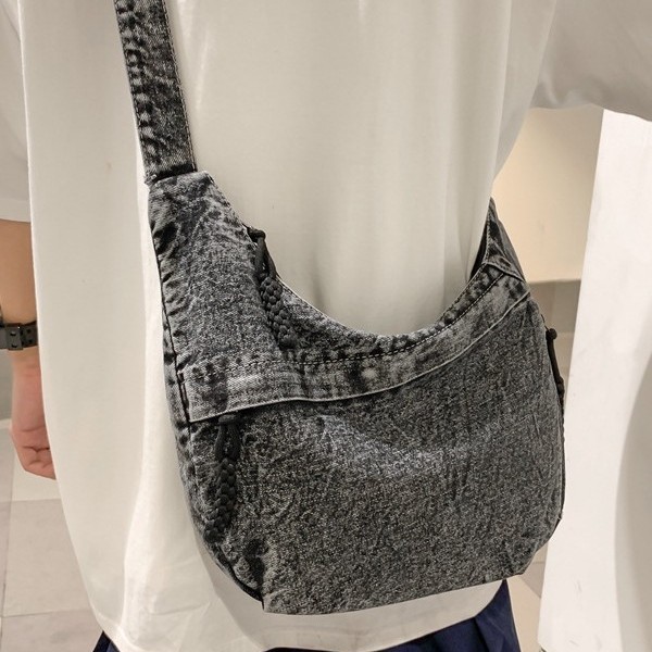 Canvas dumpling crossbody bag for girls, summer 2025 new Korean version, large capacity single-shoulder bag for student commuting Application Scenario