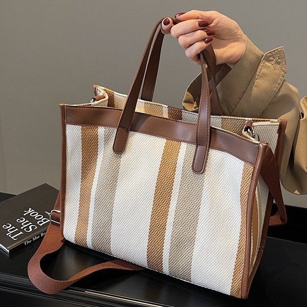 Canvas bag, women's large-capacity 2024 new color-blocking single-shoulder bag, fabric bag, college student class bag, commuter tote bag Application Scenario