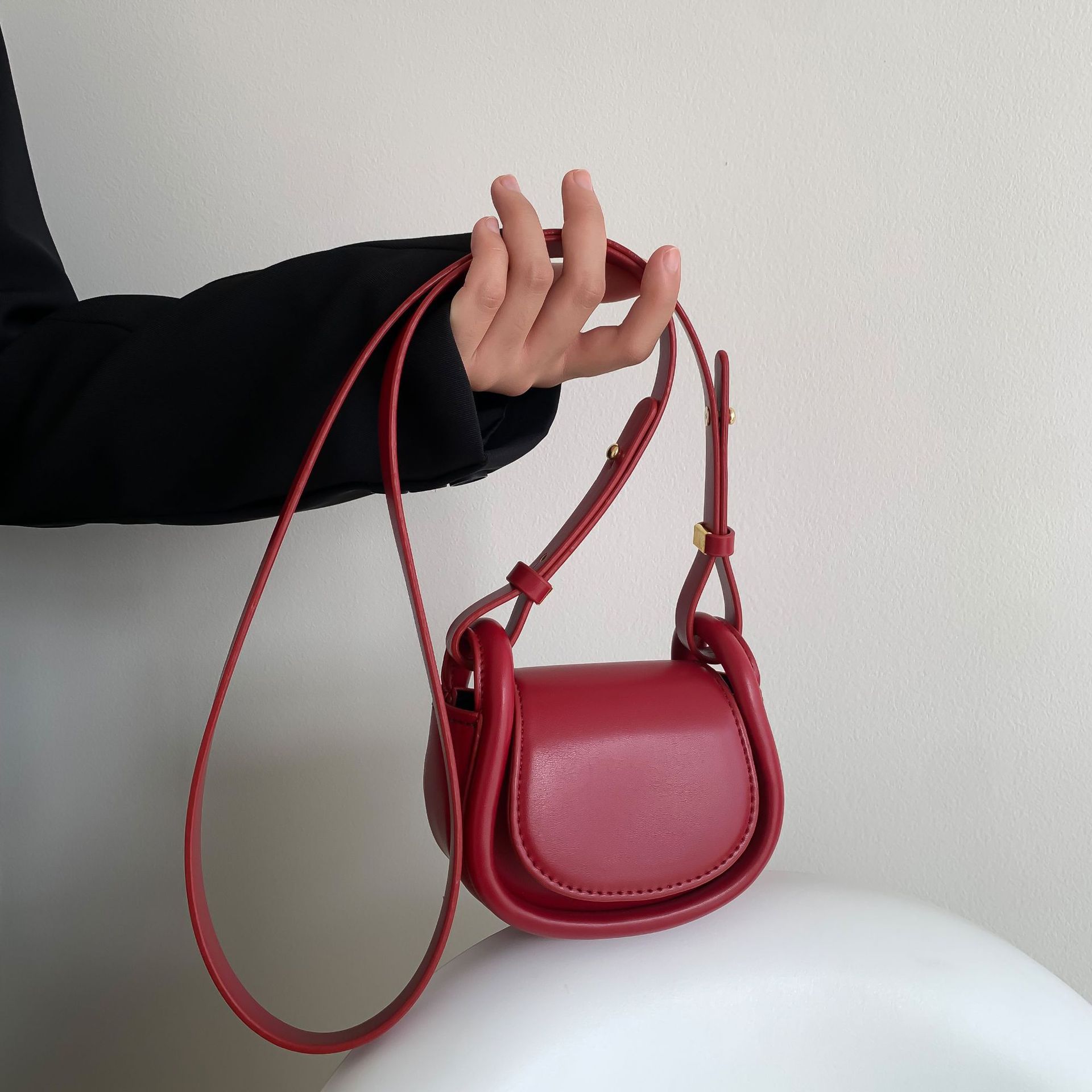 This is an Instagram niche new Korean version of fashionable children's retro handbag, a single-shoulder crossbody bag, and a stylish coin purse details Picture