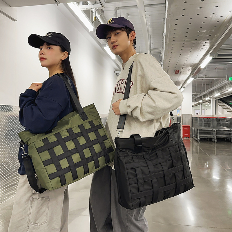 Korean-style trendy large-capacity tote bag, nylon lightweight and durable crossbody bag, men's and women's outdoor sports single-shoulder bag full figure