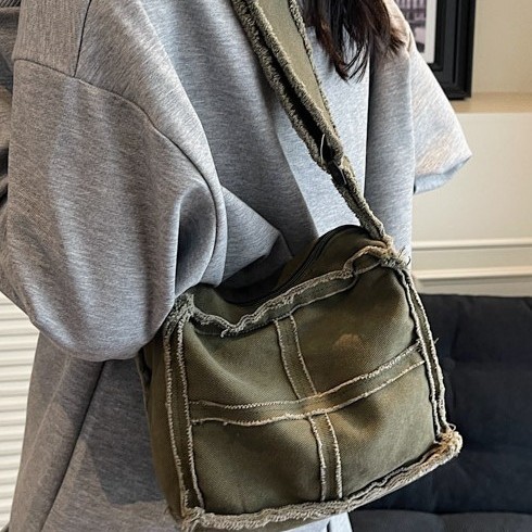 The new design of the laid-back canvas small bag is a retro, aged and fringed student single-shoulder crossbody bag that catches the eye Specification drawing