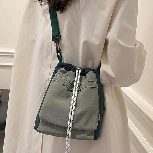 2025 New large-capacity travel and leisure crossbody bucket bag, waterproof nylon fabric drawstring pleated single-shoulder bag details Picture