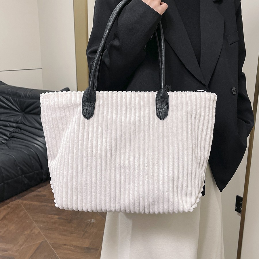 New corduroy tote bag for women in autumn and winter, a new large-capacity commuting single-shoulder handbag, a fashionable Korean-style handbag for women Application Scenario