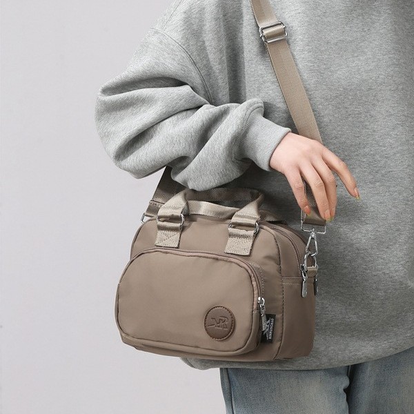 This year's new multi-functional multi-pocket casual handbag is exquisite, versatile, lightweight and practical. It's a single-shoulder crossbody bag Application Scenario