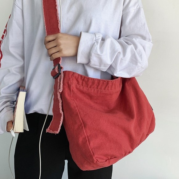 Large-capacity, laid-back, retro washed canvas single-shoulder bag, female Harajuku style student casual schoolbag, artistic shopping bag Application Scenario