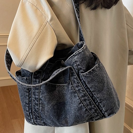 Casual commuting single-shoulder bag, Korean-style denim bag, large-capacity girls' artistic tote bag, student schoolbag Application Scenario