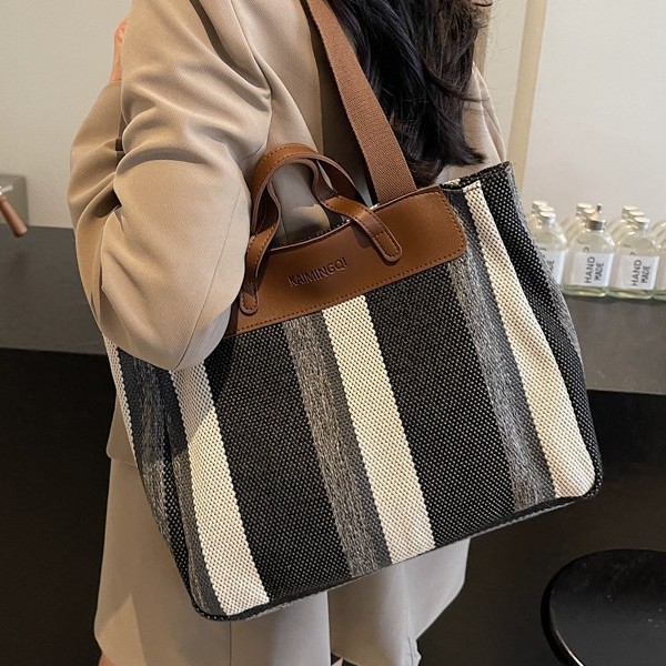 The 2024 new retro and fashionable checkered handbag is a niche commuter tote bag for women and a versatile large-capacity single-shoulder bag Application Scenario