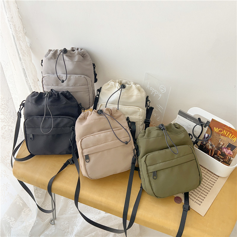 New personalized single-shoulder crossbody bag, casual drawstring pleated bag, large-capacity lightweight women's bag, nylon bucket bag, trendy women Application Scenario