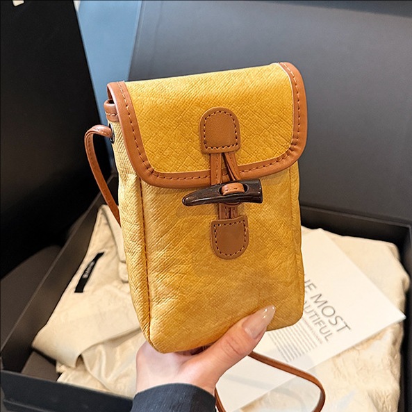 A simple and casual commuting mobile phone bag for women, a new retro horn buckle fashionable and versatile single-shoulder crossbody bag for summer 2025 full figure