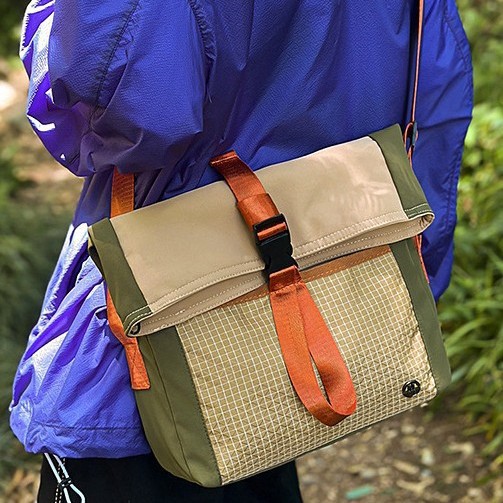 Casual and fashionable outdoor crossbody bag, couple travel bag, simple and eye-catching, versatile, large-capacity single-shoulder bag for both men and women full figure