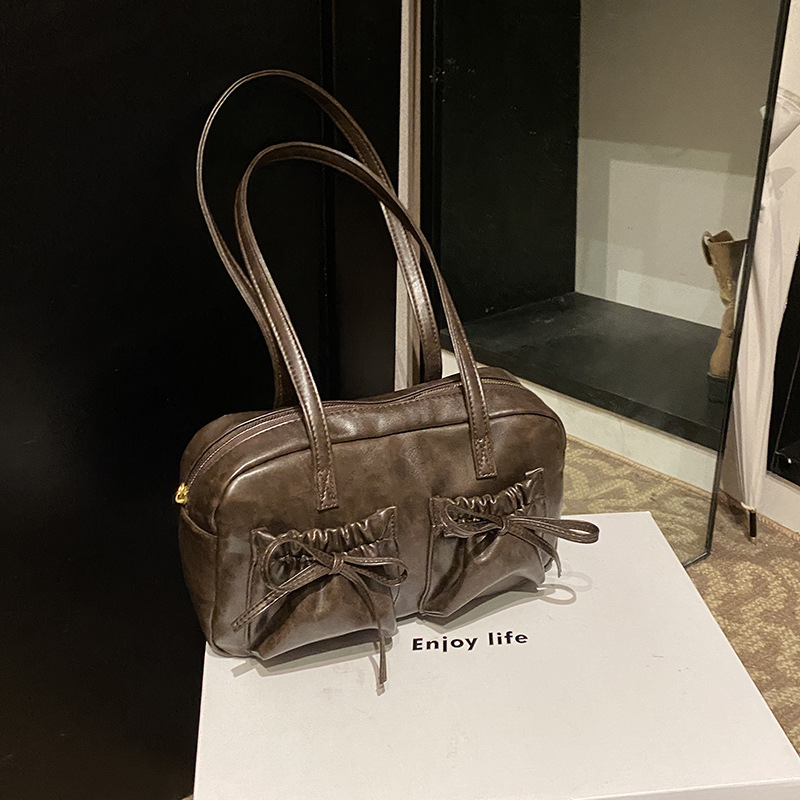 A stylish and large-capacity commuter bag for women, a new 2024 trendy single-shoulder bag for college students' classes, and a high-end textured tote bag Application Scenario