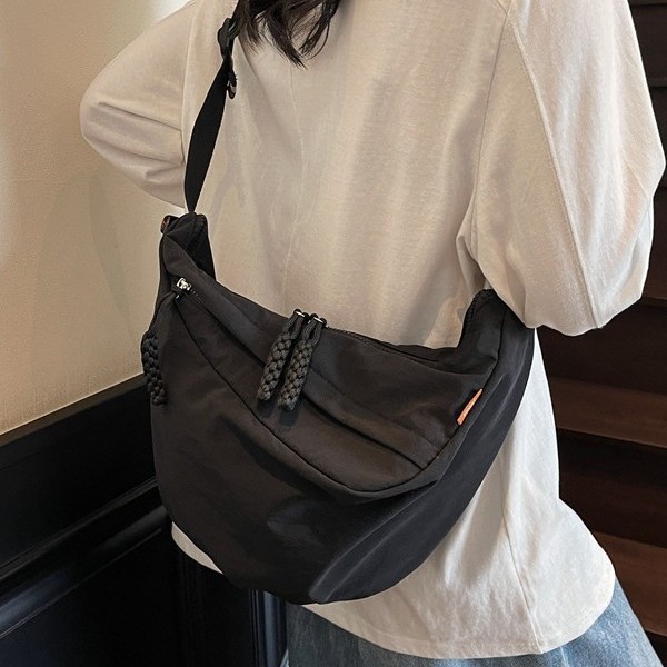 The cross-border Japanese-style casual and versatile crossbody bag, the dazzling bag, is a large-capacity dumpling bag for female college students' commuting to class Specification drawing