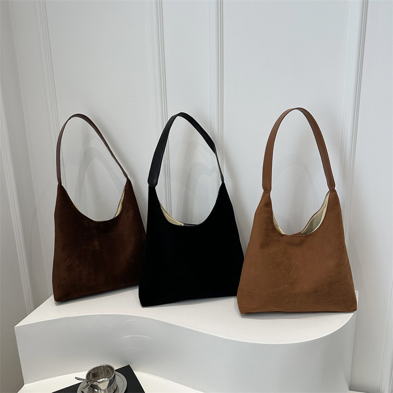 A casual matte retro single-shoulder bag for the 2024 autumn/winter season, a large-capacity retro parent-child commuting underarm tote bag Application Scenario