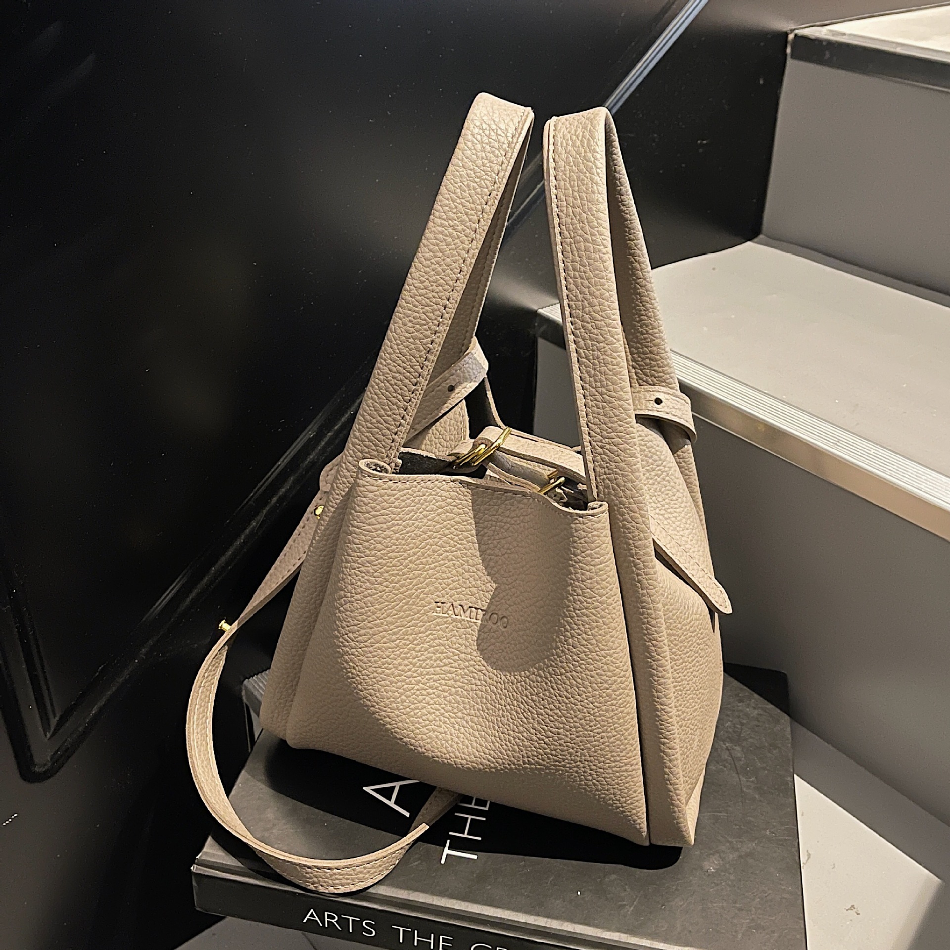 Retro niche bestsellers, women's 2025 summer new crossbody bag, high-end and fashionable bucket handbag, single-shoulder bag details Picture
