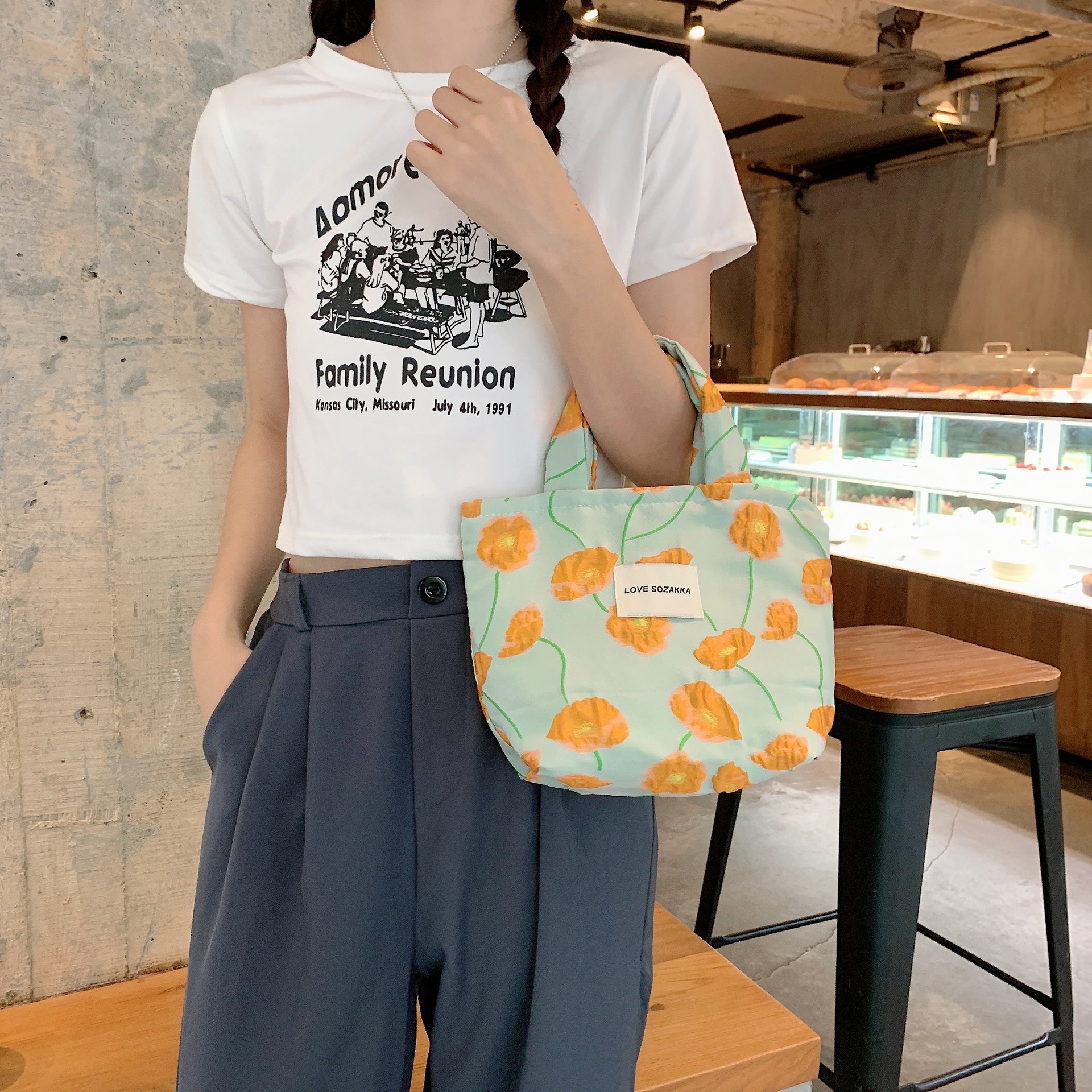 2823 French Embossed Flower hand-held Bento Bag for Ladies, a simple and portable handbag for casual strolls Application Scenario