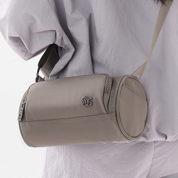 This is a new design for women's bags in autumn. The waist bag is simple and solid in color, cylindrical. It's a trendy, cute and fashionable single-shoulder crossbody bag for little girls Application Scenario