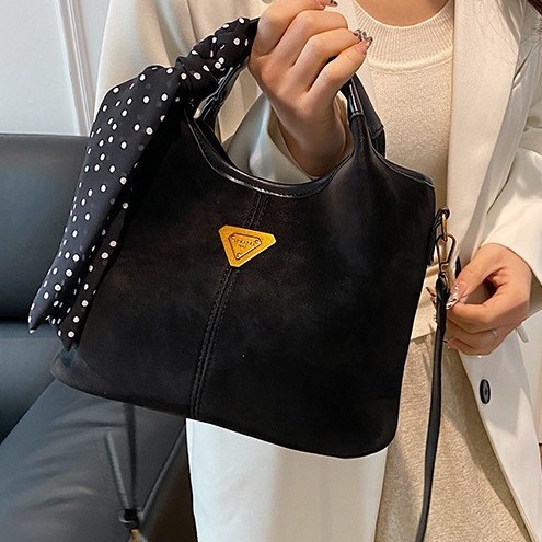The retro-textured small handbag for women's 2024 autumn and winter is a super popular and versatile commuter quality crossbody bag Specification drawing