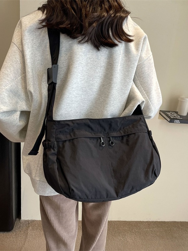 Large-capacity women's 2023 autumn/Winter new simple solid-color dumpling bag, casual single-shoulder bag, lightweight crossbody bag for women Application Scenario
