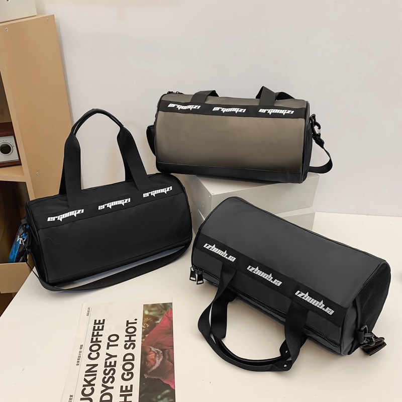 Trendy, simple and lightweight hand-held travel bag, large-capacity couple's outdoor luggage bag, single-shoulder crossbody yoga and fitness bag Application Scenario