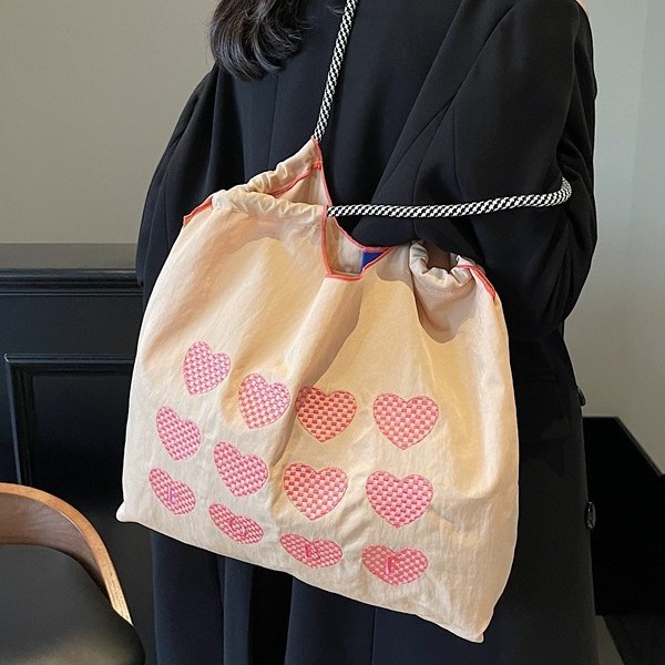 A new Japanese-style embroidered heart single-shoulder bag shopping bag, nylon fashionable casual hand-held shoulder crossbody bag for women Application Scenario