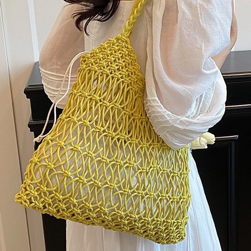 Fashionable woven straw bag, casual and simple hollowed-out woven bag, new spring and summer seaside tote handbag, tote bag full figure
