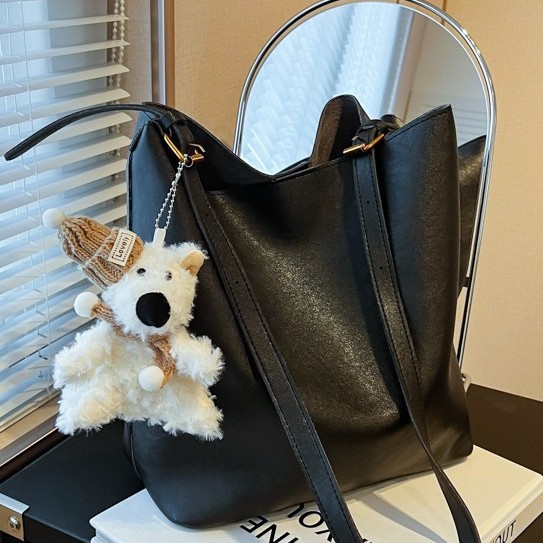 A new large-capacity single-shoulder bag with a versatile Korean commuter handbag, a fashionable bucket bag for autumn and winter, and a laid-back style single-shoulder bag full figure
