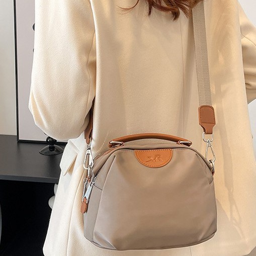The new hand-held crossbody bag for early autumn 2024 is a bestseller. It has a large capacity, is fashionable and casual, and is versatile. It is a simple single-shoulder bag for women Specification drawing