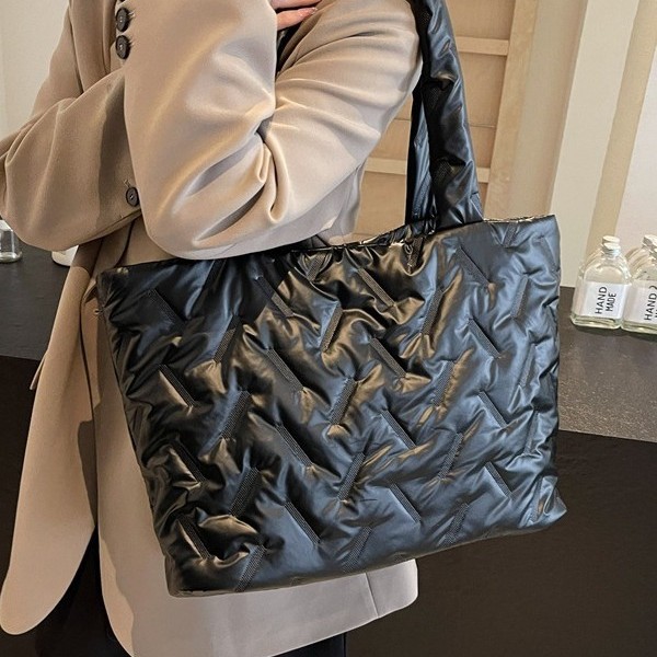 Large-capacity women's bag 2023 autumn/winter new trendy pleated cotton-padded jacket tote bag, stylish commuting single-shoulder handbag full figure