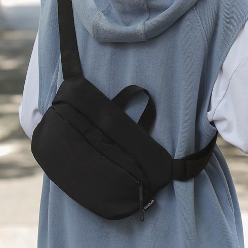 This high-quality nylon fabric crossbody bag is a versatile and casual student mobile phone chest bag for couples Application Scenario