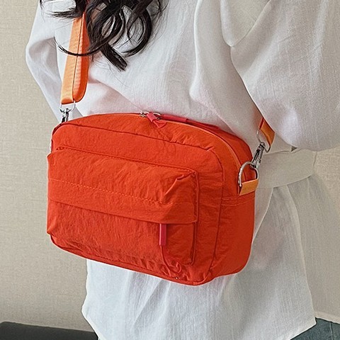 Korean-style simple crossbody bag for women's commuting, versatile nylon fabric women's bag, niche outdoor casual crossbody bag for women in solid colors Application Scenario