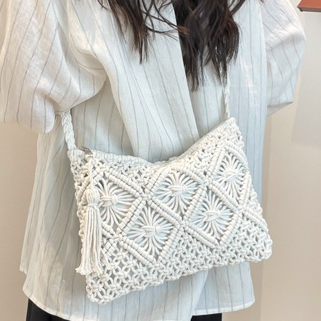 This is a new, fashionable and versatile single-shoulder crossbody bag for women's Spring/Summer 2025. It is a casual and high-end woven straw bag details Picture