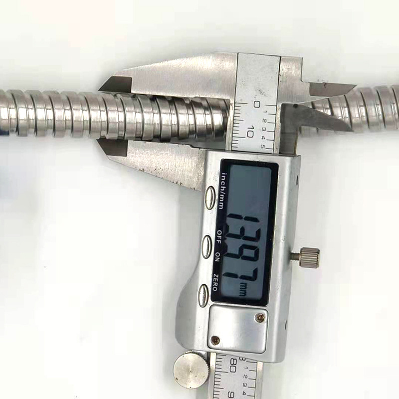 Vacuum-formed large double-buckle showerhead tube, stainless steel shower showerhead hose, shower showerhead hose, bath showerhead tube Application Scenario
