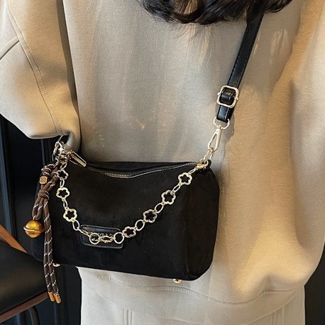 A trendy and niche underarm bag for women, a new 2024 autumn and winter versatile Instagram single-shoulder crossbody chain trendy pillow bag Application Scenario