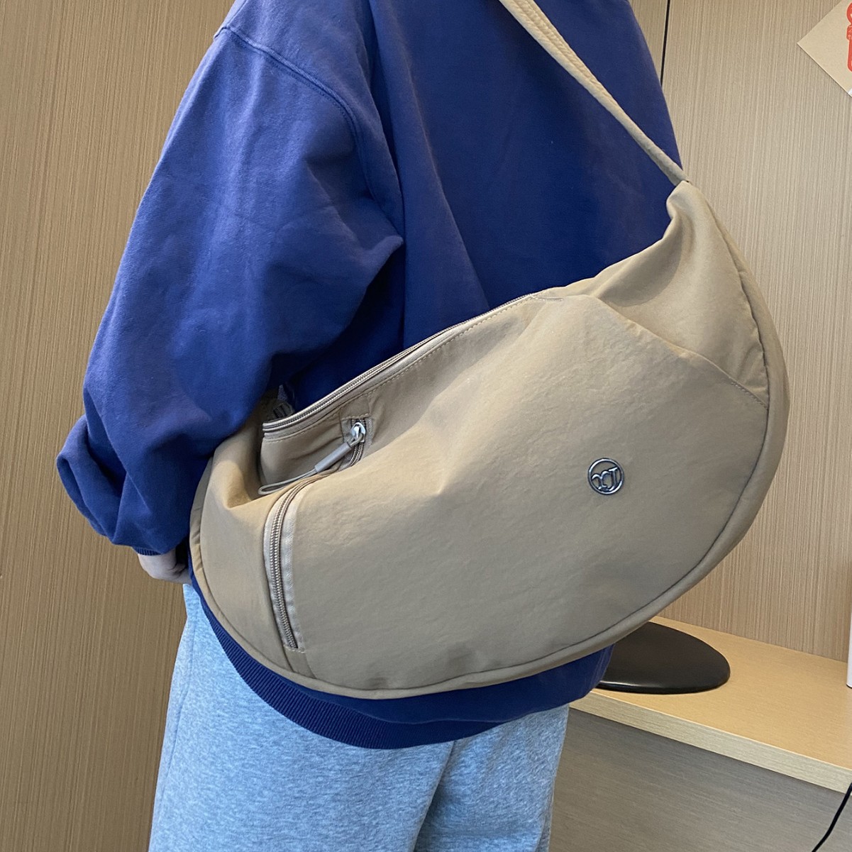 Solid color single-shoulder women's bag, new urban simple nylon bag, casual crossbody bag, women's dumpling bag for autumn 2024 details Picture