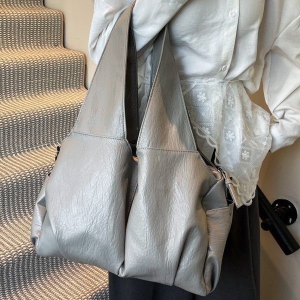 A high-end, niche retro tote bag for women, a new large-capacity soft leather hand-held shoulder bag, a versatile motorcycle casual bag details Picture
