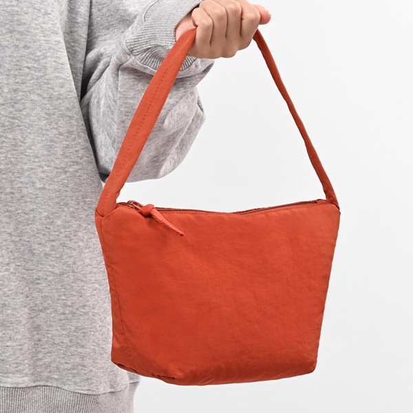 A new 2024 simple and casual bucket bag for women from the Korean forest style, featuring a niche and high-end underarm shoulder bag full figure