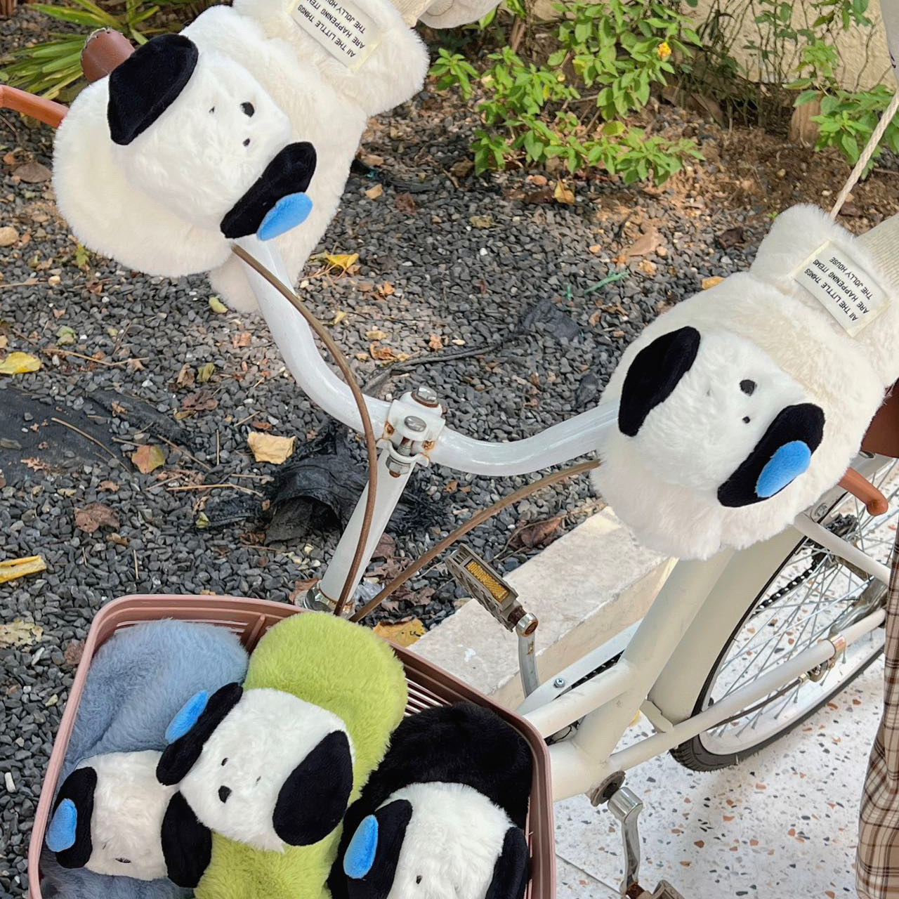 Three-dimensional sweating dog gloves, winter warmth, thickened plush, windproof finger gloves for student cycling, women can wear them around the neck Application Scenario