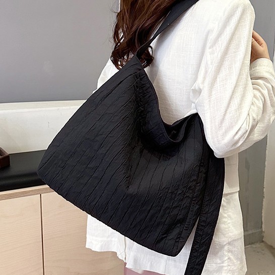 Large-capacity underarm bag for women, 2024 new style simple and high-quality commuter crossbody bag, fashionable college student fabric tote bag Specification drawing