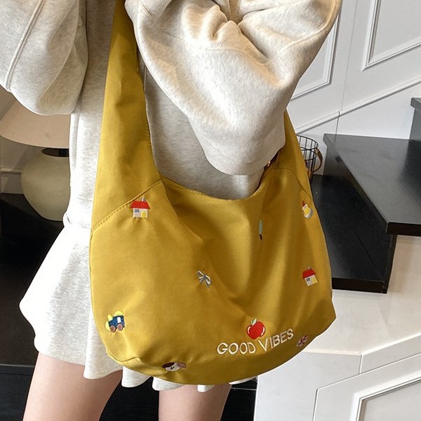 The 2025 new casual and stylish crossbody bag, a fashionable and individual spring single-shoulder tote bag, and an ins simple fabric bag details Picture