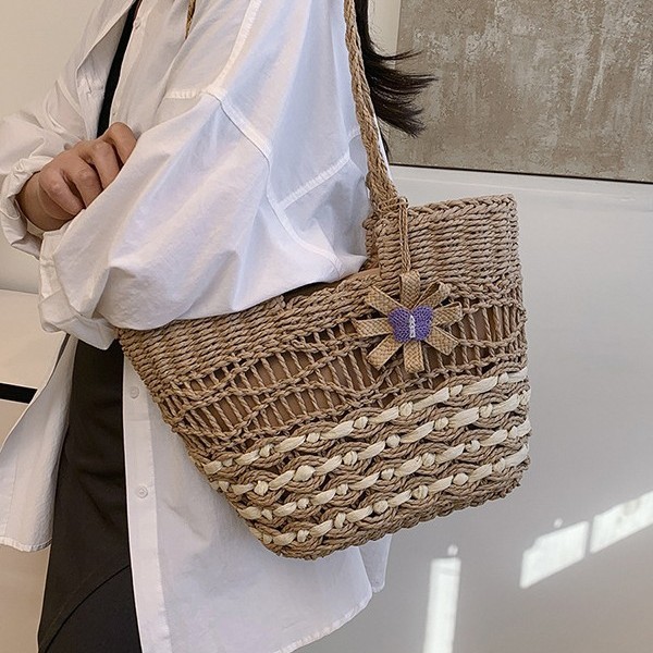 Large-capacity women's 2025 new style fashionable woven straw bag, summer hand-carry bag for seaside vacation Application Scenario