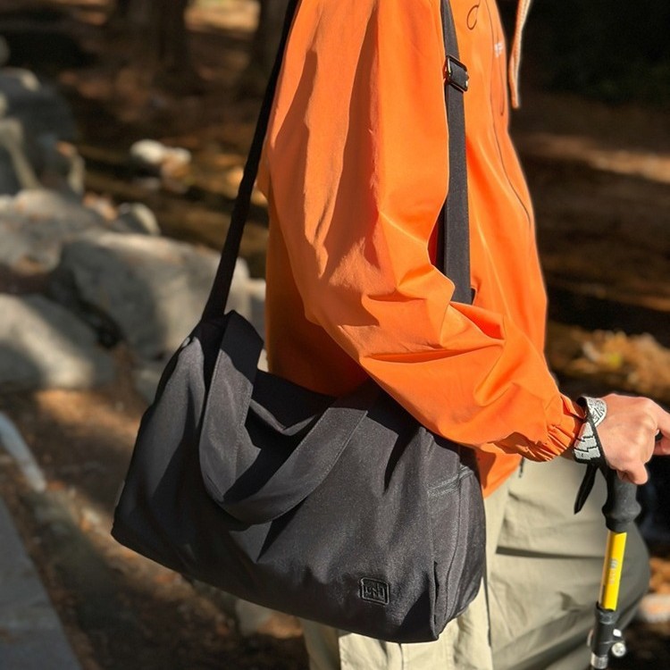 2024 Autumn new large-capacity canvas single-shoulder crossbody fitness bag, business trip short travel bag, versatile tote bag details Picture