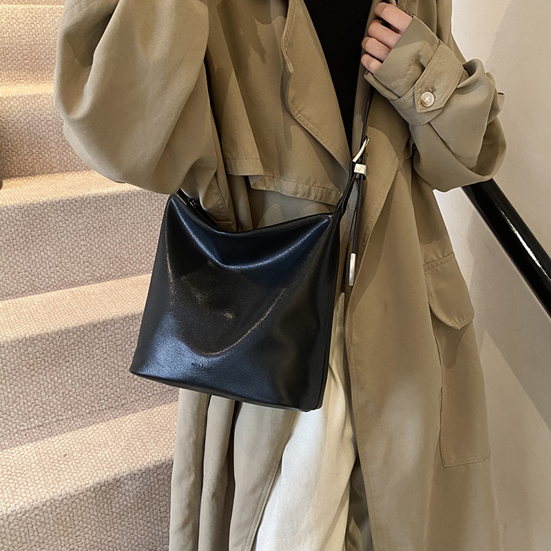 A new 2025 trendy, light luxury, retro, casual and fashionable single-shoulder crossbody bag with a large capacity for women's commuting tote full figure
