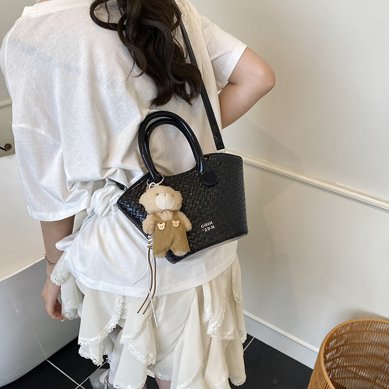 Korean-style casual handbag, simple and high-quality vegetable basket bag, new fashion single-shoulder bag, woven crossbody bag for summer 2025 Application Scenario