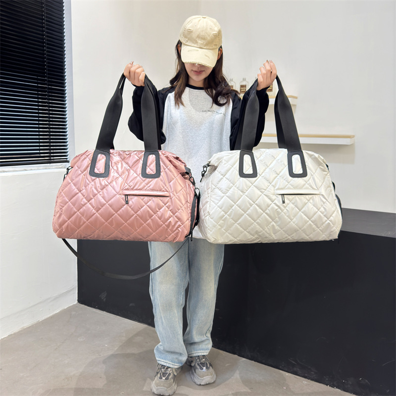 New cross-border pearlescent fabric fitness bag, large-capacity hand-held travel bag, lightweight and simple dry and wet separation yoga bag details Picture