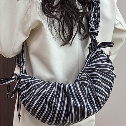 Spring New Style Korean Instagram girl crossbody bag with a laid-back Korean style and a large capacity dumpling bag details Picture